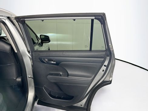 Used 2024 Toyota Highlander XLE FWD image 32