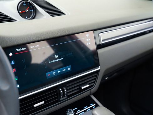 Used 2022 Porsche Cayenne image 27