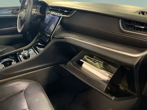 Used 2023 Jeep Grand Cherokee Limited image 20