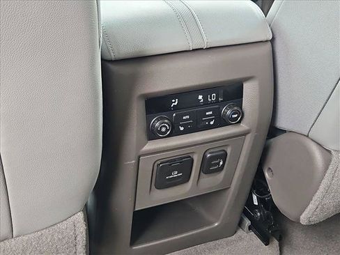 Used 2020 Chevrolet Traverse Premier AWD/4WD image 25