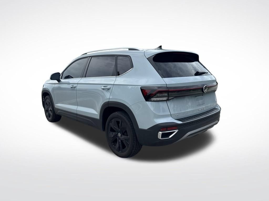 Used 2025 Volkswagen Taos SE w/ Panoramic Sunroof Package FWD image 6