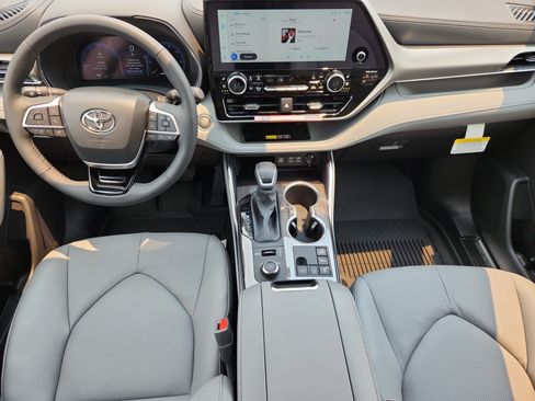 New 2026 Toyota Highlander Platinum AWD/4WD image 12