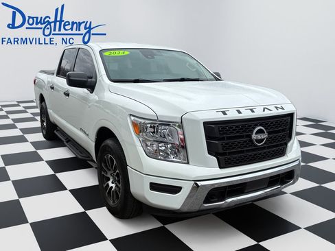 Used 2024 Nissan Titan SV image 7