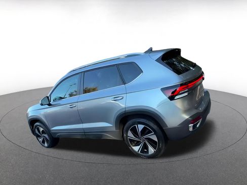 Used 2025 Volkswagen Taos SE image 10