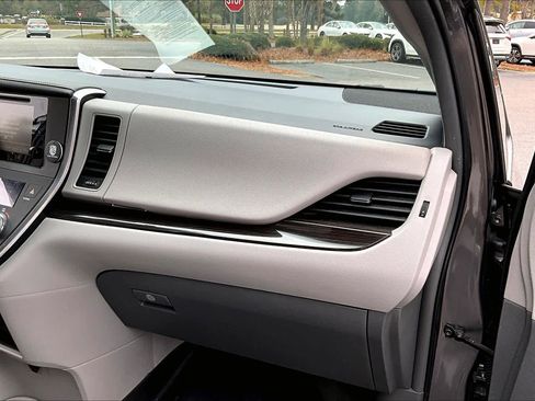Used 2017 Toyota Sienna XLE image 18