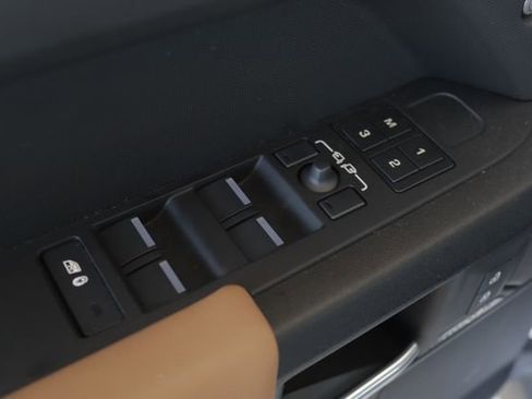 Used 2025 Land Rover Defender 110 V8 image 21