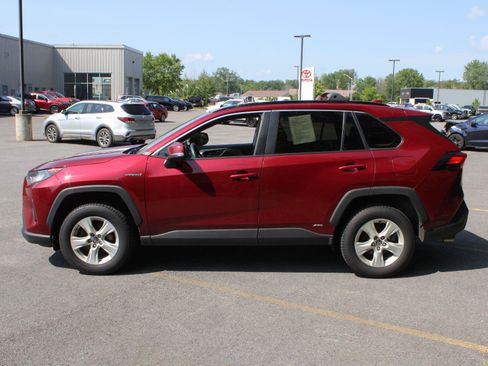 Used 2021 Toyota RAV4 LE AWD/4WD image 4
