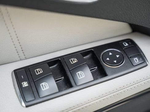 Used 2010 Mercedes-Benz E 350 Sedan image 29