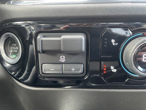 Used 2024 Chevrolet Silverado 2500 LT w/ Convenience Package image 23