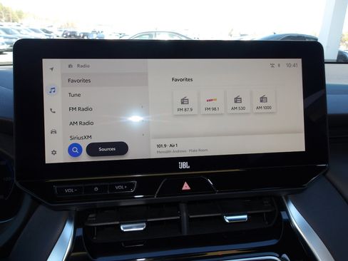 Used 2023 Toyota Venza Limited image 19