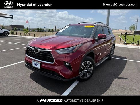 Used 2023 Toyota Highlander XLE FWD image 1
