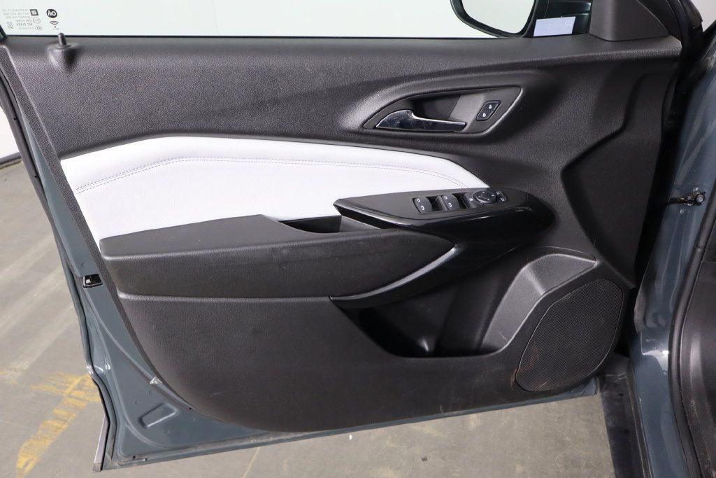 Used 2025 Chevrolet Trax LT w/ Sunroof Package FWD image 19
