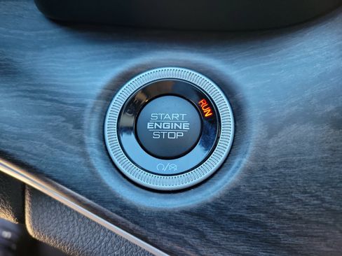 Used 2023 Jeep Grand Cherokee Limited w/ Black Appearance Package image 12