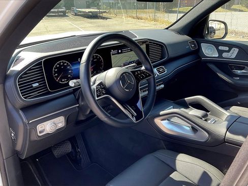 Used 2025 Mercedes-Benz GLS 450 4MATIC image 11