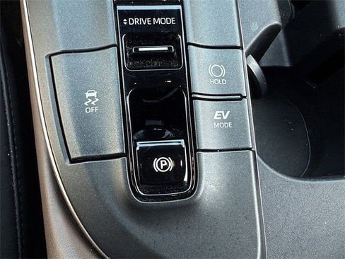 Used 2023 Toyota Crown Limited image 21