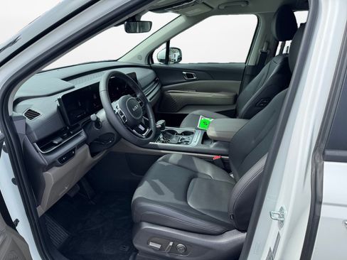 Used 2025 Kia Carnival EX FWD image 11