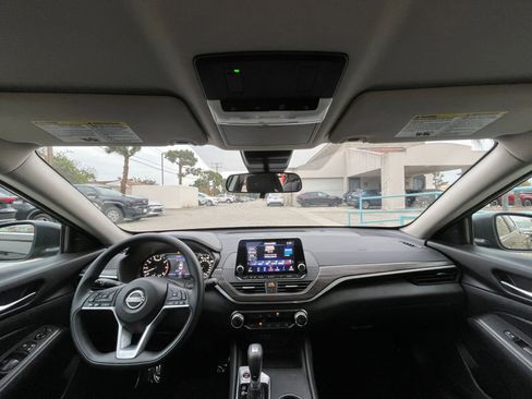 Used 2025 Nissan Altima 2.5 SV image 33