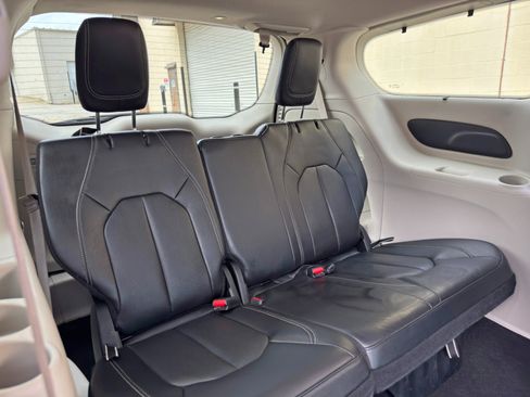 Used 2022 Chrysler Pacifica Touring-L FWD image 37