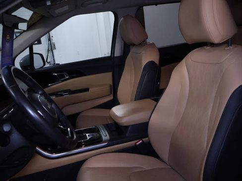 Used 2024 Kia Carnival EX image 13