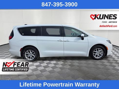 Used 2022 Chrysler Voyager LX image 8