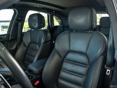 Certified 2024 Porsche Macan AWD/4WD image 5