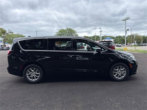 New 2026 Chrysler Pacifica Select image 6