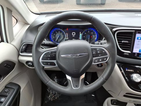 Used 2023 Chrysler Pacifica Touring-L FWD image 25