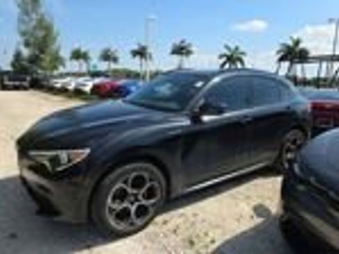 Used 2022 Alfa Romeo Stelvio Veloce image 4