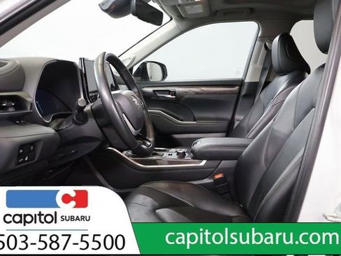 Used 2023 Toyota Highlander Limited image 13