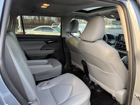 Used 2022 Toyota Highlander XLE image 14
