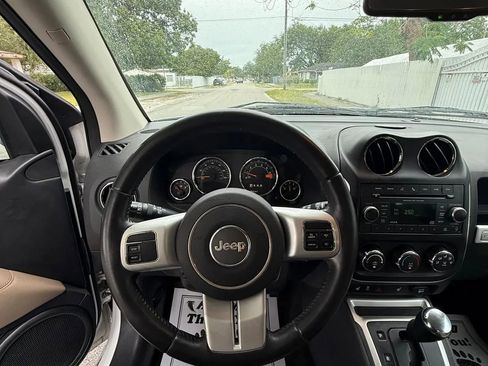 Used 2016 Jeep Compass Latitude FWD image 9