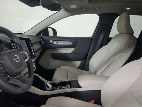 Certified 2026 Volvo XC40 B5 Plus AWD/4WD image 18