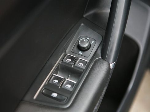 Used 2018 Volkswagen Tiguan SE AWD/4WD image 9