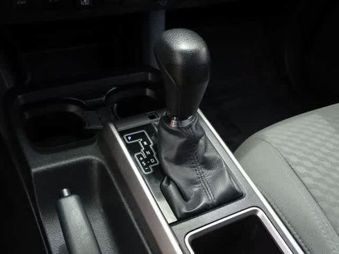 Certified 2022 Toyota Tacoma SR5 AWD/4WD image 33