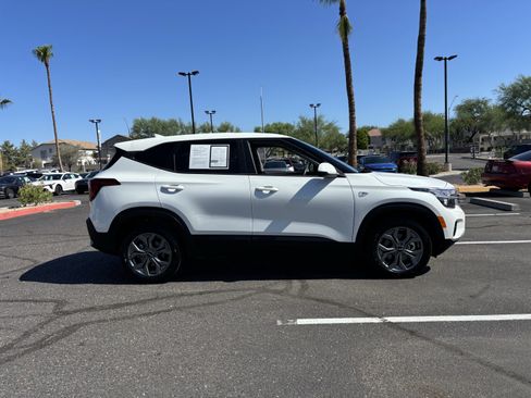 Certified 2026 Kia Seltos LX AWD/4WD image 2