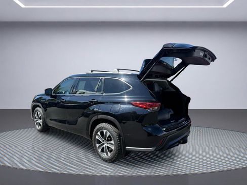 Used 2021 Toyota Highlander XLE AWD/4WD image 9