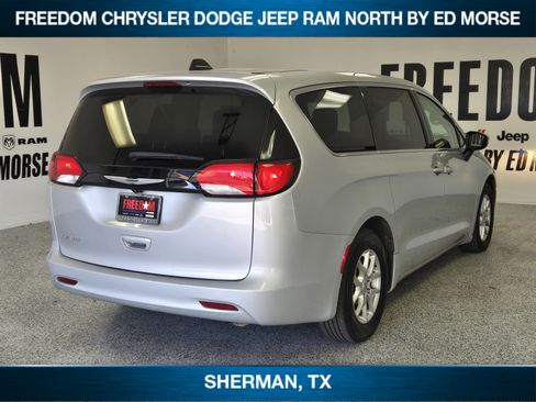 Used 2023 Chrysler Voyager LX image 3