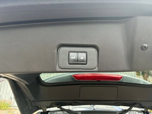 Used 2025 Nissan Rogue SV FWD image 23