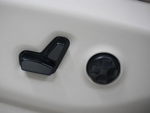 Used 2018 Chrysler Pacifica Limited w/ Tire & Wheel Group image 18