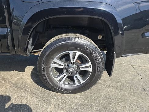 Used 2019 Toyota Tacoma TRD Sport AWD/4WD image 4