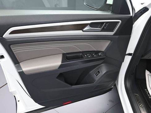 Used 2021 Volkswagen Atlas SE w/ Towing Package image 10