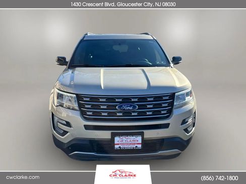 Used 2017 Ford Explorer XLT w/ Equipment Group 202A image 3
