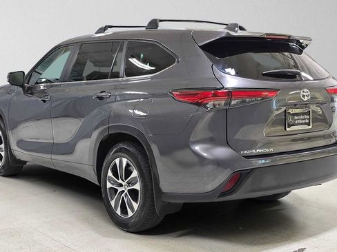 Used 2023 Toyota Highlander XLE AWD/4WD image 5
