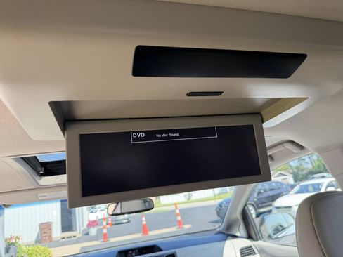 Used 2014 Toyota Sienna XLE w/ Entertainment Package FWD image 9