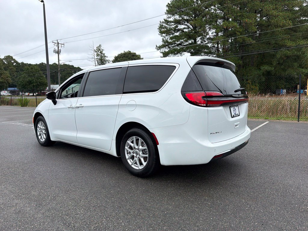 Used 2025 Chrysler Pacifica Select FWD image 7