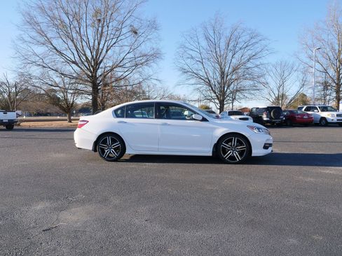 Used 2016 Honda Accord Sport image 3