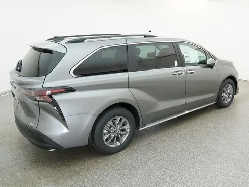 New 2026 Toyota Sienna XLE image 12