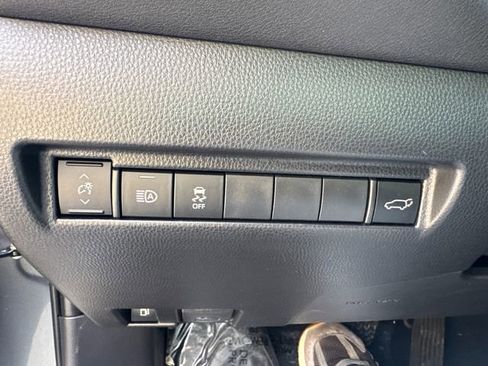 Used 2022 Toyota Venza LE image 27