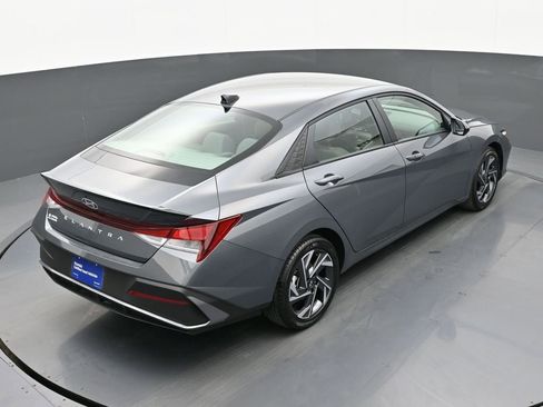 Certified 2025 Hyundai Elantra Sport image 41