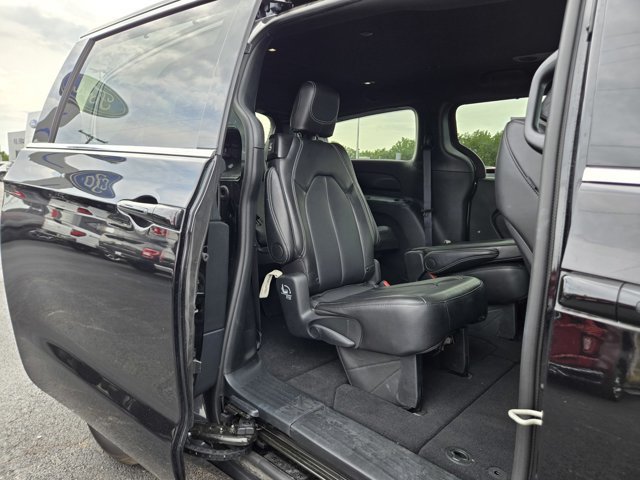 Used 2026 Chrysler Pacifica Select FWD image 46
